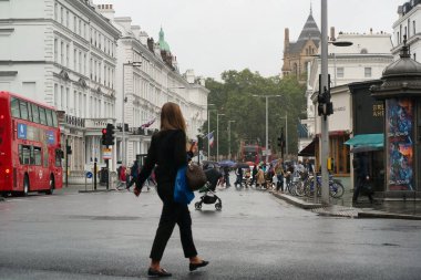 Orta Londra 'nın başkenti İngiltere' deki Güzel Düşük Açı Halkın Görüntüsü. Birçok Dünya Topluluğundan gelen turistlerin çoğu Uluslararası. Fotoğraf 2 Ağustos 2023 'te çekildi.