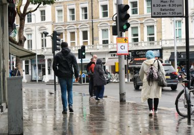Orta Londra 'nın başkenti İngiltere' deki Güzel Düşük Açı Halkın Görüntüsü. Birçok Dünya Topluluğundan gelen turistlerin çoğu Uluslararası. Fotoğraf 2 Ağustos 2023 'te çekildi.