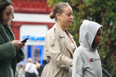 Orta Londra 'nın başkenti İngiltere' deki Güzel Düşük Açı Halkın Görüntüsü. Birçok Dünya Topluluğundan gelen turistlerin çoğu Uluslararası. Fotoğraf 2 Ağustos 2023 'te çekildi.