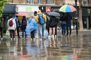 Orta Londra 'nın başkenti İngiltere' deki Güzel Düşük Açı Halkın Görüntüsü. Birçok Dünya Topluluğundan gelen turistlerin çoğu Uluslararası. Fotoğraf 2 Ağustos 2023 'te çekildi.