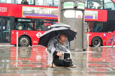 Orta Londra 'nın başkenti İngiltere' deki Güzel Düşük Açı Halkın Görüntüsü. Birçok Dünya Topluluğundan gelen turistlerin çoğu Uluslararası. Fotoğraf 2 Ağustos 2023 'te çekildi.