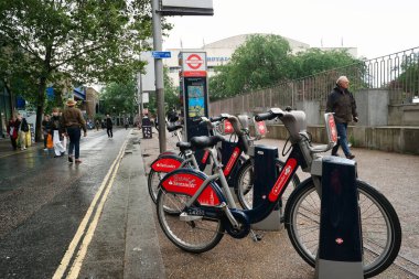 Orta Londra 'nın başkenti İngiltere' deki Güzel Düşük Açı Halkın Görüntüsü. Birçok Dünya Topluluğundan gelen turistlerin çoğu Uluslararası. Fotoğraf 2 Ağustos 2023 'te çekildi.