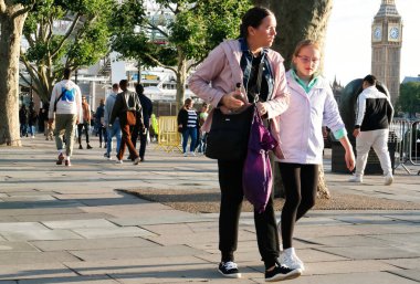 Orta Londra 'nın başkenti İngiltere' deki Güzel Düşük Açı Halkın Görüntüsü. Birçok Dünya Topluluğundan gelen turistlerin çoğu Uluslararası. Fotoğraf 2 Ağustos 2023 'te çekildi.