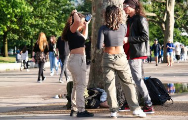 Orta Londra 'nın başkenti İngiltere' deki Güzel Düşük Açı Halkın Görüntüsü. Birçok Dünya Topluluğundan gelen turistlerin çoğu Uluslararası. Fotoğraf 2 Ağustos 2023 'te çekildi.