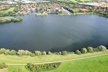 İngiltere 'nin Milton Keynes şehrindeki Caldecotte Gölü' nün hava görüntüsü, 21 Ağustos 2023 'te Drone' un Kamerası ile çekildi..