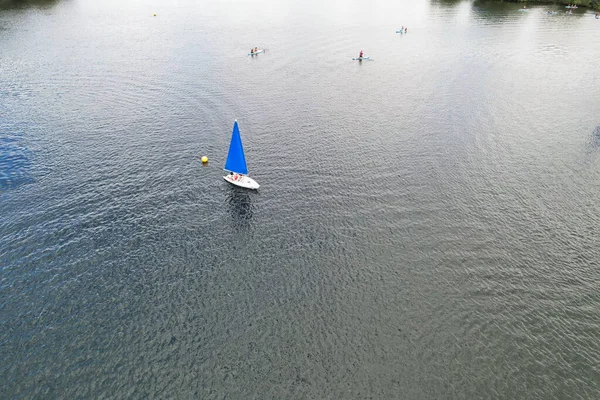 케인즈 시티에 위치한 Caldecotte Lake에서 보트를 있습니다 풍경은 드론의 카메라로 — 스톡 사진