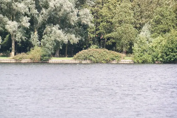 İngiltere 'nin Milton Keynes şehrinde bulunan Caldecotte Gölü' nde Halkın Yüksek Açılı görüntüleri var. Hava sahası İHA 'nın Kamerasıyla 21 Ağustos 2023' te ele geçirildi.