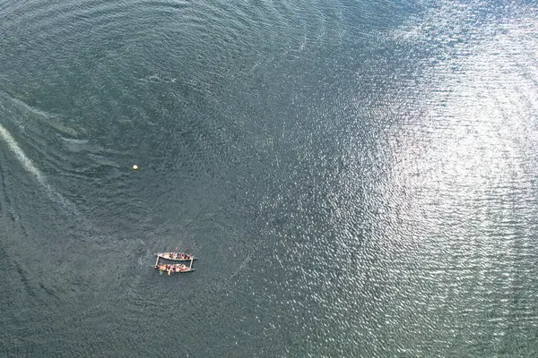 Висококутні Кадри Людей Човнами Озері Калдекотт Розташованому Мілтон Кінз Сіті — стокове фото