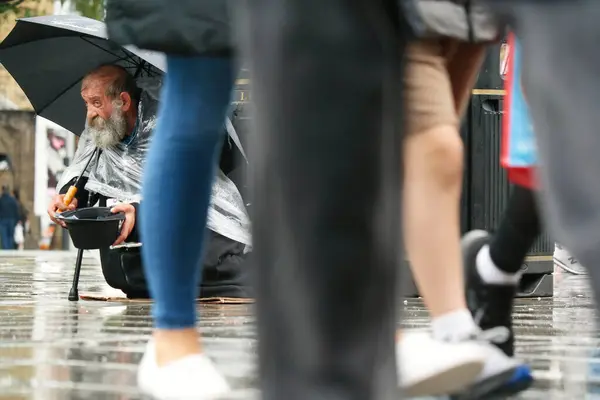 Orta Londra 'nın başkenti İngiltere' deki Güzel Düşük Açı Halkın Görüntüsü. Birçok Dünya Topluluğundan gelen turistlerin çoğu Uluslararası. Fotoğraf 2 Ağustos 2023 'te çekildi.