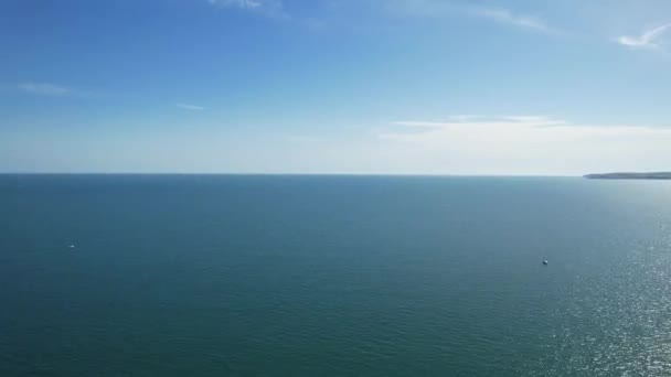 2023年8月23日 英国伯恩茅斯市沙滩地和海洋吸引游客目的地的高角度时差影像 用无人机摄像拍摄的空中影像 — 图库视频影像