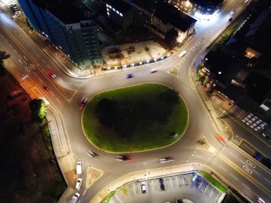 İngiltere 'nin Aydınlanmış Luton şehrinin yaz gecesi günbatımından sonraki hava görüntüsü. Görüntü İHA 'nın Kamerasıyla 1 Eylül 2023' te çekildi.