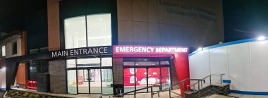 Luton City 'deki Luton ve Dunstable Hastanesi' nin acil durum girişinin düşük açılı görüntüsü 3 Eylül 2023 geceyarısı boyunca. Hastane Binası tadilat için inşaat halinde.