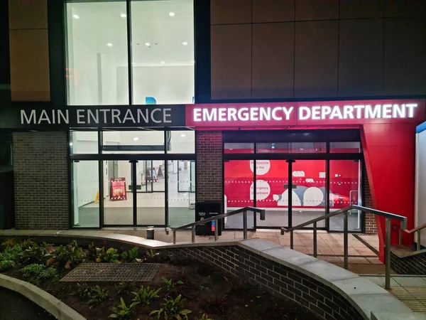 2023年9月3日午夜 英国卢顿市的卢顿医院和邓斯特医院紧急入口的低角度照明视图 医院大楼正在进行翻修工程 — 图库照片