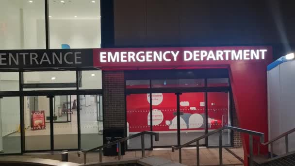 Low Angle Iluminated View Emergency Entrance Luton Dunstable Hospital Luton — Vídeo de Stock