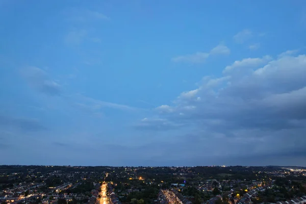 イギリスのルートン市が夏の夜に夕日を過ごした後 イルミネーションされた 画像は 2023年9月2日にドローンのカメラで撮影されました — ストック写真