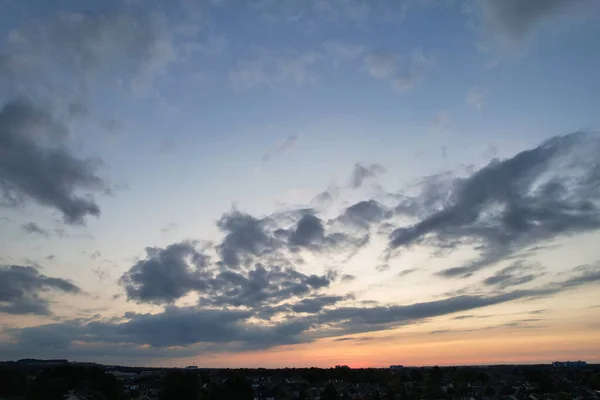 夏夜落山后英国灯火通明的卢顿市的空中景观 图片拍摄于2023年9月2日 — 图库照片