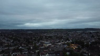 İngiltere 'nin Luton şehrinin yaz akşamı günbatımında hava görüntüsü. Görüntü İHA 'nın Kamerasıyla 12 Ağustos 2023' te çekildi.