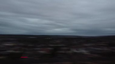 İngiltere 'nin Luton şehrinin yaz akşamı günbatımında hava görüntüsü. Görüntü İHA 'nın Kamerasıyla 12 Ağustos 2023' te çekildi.