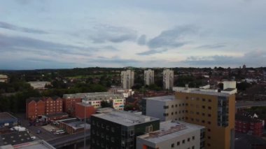 Central Luton City 'nin ve İngiltere şehir merkezinin havadan görüntüsü yaz akşamları günbatımında. Görüntü İHA 'nın Kamerasıyla 1 Eylül 2023' te kaydedildi.