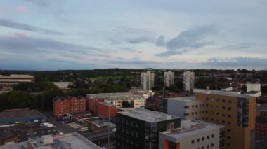 Central Luton City 'nin ve İngiltere şehir merkezinin havadan görüntüsü yaz akşamları günbatımında. Görüntü İHA 'nın Kamerasıyla 1 Eylül 2023' te kaydedildi.