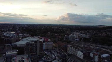 Central Luton City 'nin ve İngiltere şehir merkezinin havadan görüntüsü yaz akşamları günbatımında. Görüntü İHA 'nın Kamerasıyla 1 Eylül 2023' te kaydedildi.