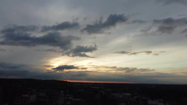 夏日黄昏时分 英国中卢顿市和下城的空中景观 镜头是在2023年9月1日用Drone S相机拍摄的 — 图库视频影像