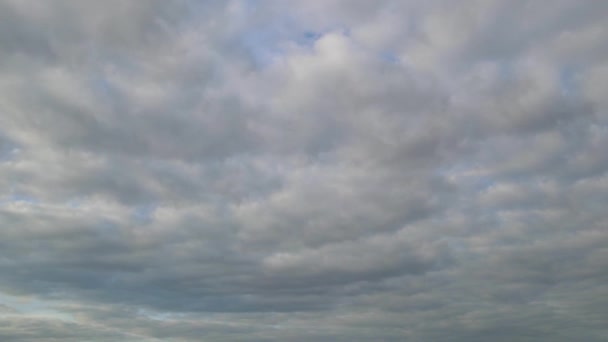 Драматичні Хмари Блакитне Небо Над Британським Містом — стокове відео