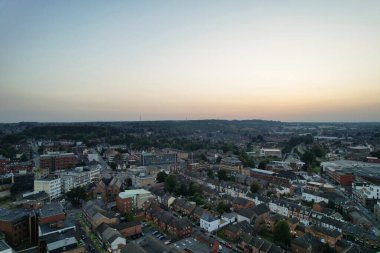 İngiltere 'nin Aydınlanmış Şehir Merkezi Binaları, Yolları ve Merkezi Luton Şehri' nin Hava Görüntüsü 5 Eylül 2023 'ün başında başladı.