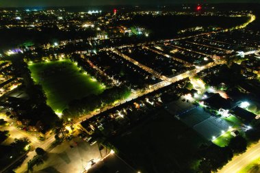 İngiltere 'nin Aydınlanmış Şehir Merkezi Binaları, Yolları ve Merkezi Luton Şehri' nin Hava Görüntüsü 5 Eylül 2023 'ün başında başladı.