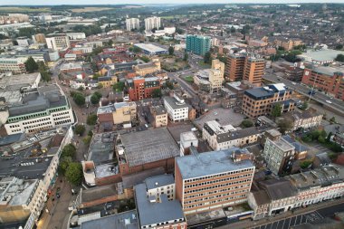 İngiltere 'nin Aydınlanmış Şehir Merkezi Binaları, Yolları ve Merkezi Luton Şehri' nin Hava Görüntüsü 5 Eylül 2023 'ün başında başladı.
