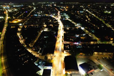 İngiltere 'nin Aydınlanmış Şehir Merkezi Binaları, Yolları ve Merkezi Luton Şehri' nin Hava Görüntüsü 5 Eylül 2023 'ün başında başladı.