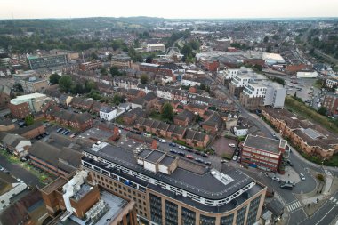 İngiltere 'nin Aydınlanmış Şehir Merkezi Binaları, Yolları ve Merkezi Luton Şehri' nin Hava Görüntüsü 5 Eylül 2023 'ün başında başladı.