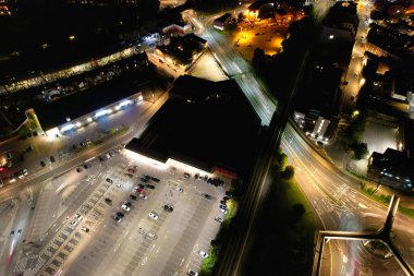 İngiltere 'nin Aydınlanmış Şehir Merkezi Binaları, Yolları ve Merkezi Luton Şehri' nin Hava Görüntüsü 5 Eylül 2023 'ün başında başladı.