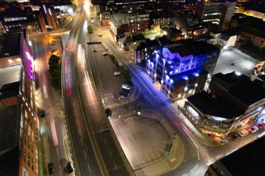 İngiltere 'nin Aydınlanmış Şehir Merkezi Binaları, Yolları ve Merkezi Luton Şehri' nin Hava Görüntüsü 5 Eylül 2023 'ün başında başladı.