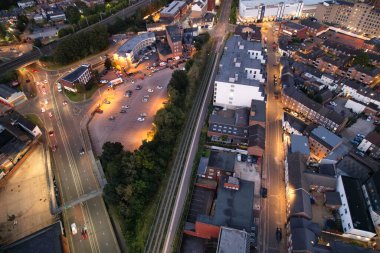 İngiltere 'nin Aydınlanmış Şehir Merkezi Binaları, Yolları ve Merkezi Luton Şehri' nin Hava Görüntüsü 5 Eylül 2023 'ün başında başladı.