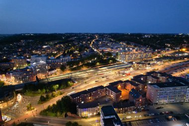 İngiltere 'nin Aydınlanmış Şehir Merkezi Binaları, Yolları ve Merkezi Luton Şehri' nin Hava Görüntüsü 5 Eylül 2023 'ün başında başladı.