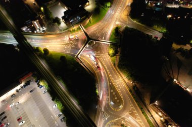 İngiltere 'nin Aydınlanmış Şehir Merkezi Binaları, Yolları ve Merkezi Luton Şehri' nin Hava Görüntüsü 5 Eylül 2023 'ün başında başladı.