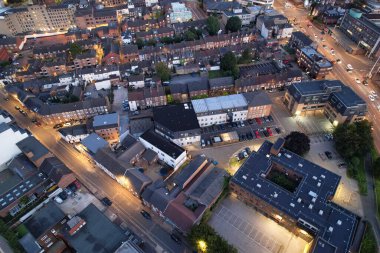 İngiltere 'nin Aydınlanmış Şehir Merkezi Binaları, Yolları ve Merkezi Luton Şehri' nin Hava Görüntüsü 5 Eylül 2023 'ün başında başladı.