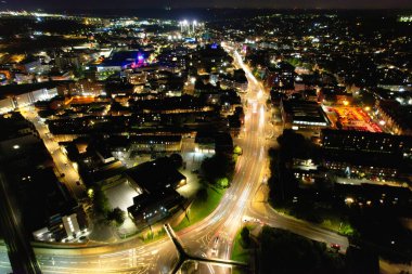 İngiltere 'nin Aydınlanmış Şehir Merkezi Binaları, Yolları ve Merkezi Luton Şehri' nin Hava Görüntüsü 5 Eylül 2023 'ün başında başladı.