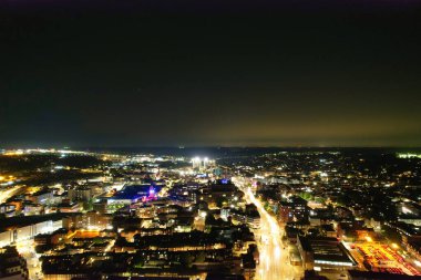 İngiltere 'nin Aydınlanmış Şehir Merkezi Binaları, Yolları ve Merkezi Luton Şehri' nin Hava Görüntüsü 5 Eylül 2023 'ün başında başladı.
