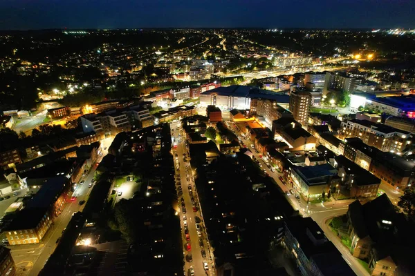 イルミネーションされたダウンタウンビル ロード セントラルルルートンシティイギリス 2023年9月5日のクリア天気の夜の始まり — ストック写真