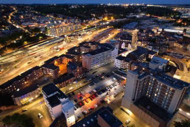 İngiltere 'nin Aydınlanmış Şehir Merkezi Binaları, Yolları ve Merkezi Luton Şehri' nin Hava Görüntüsü 5 Eylül 2023 'ün başında başladı.