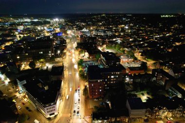 İngiltere 'nin Aydınlanmış Şehir Merkezi Binaları, Yolları ve Merkezi Luton Şehri' nin Hava Görüntüsü 5 Eylül 2023 'ün başında başladı.