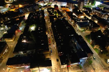İngiltere 'nin Aydınlanmış Şehir Merkezi Binaları, Yolları ve Merkezi Luton Şehri' nin Hava Görüntüsü 5 Eylül 2023 'ün başında başladı.