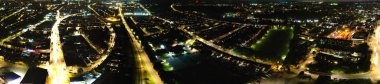 İngiltere 'nin Aydınlanmış Luton Şehri' nin Sonbahar Günbatımında Havadan Görünümü. Görüntü İHA 'nın Kamerasıyla 5 Eylül 2023' te çekildi.