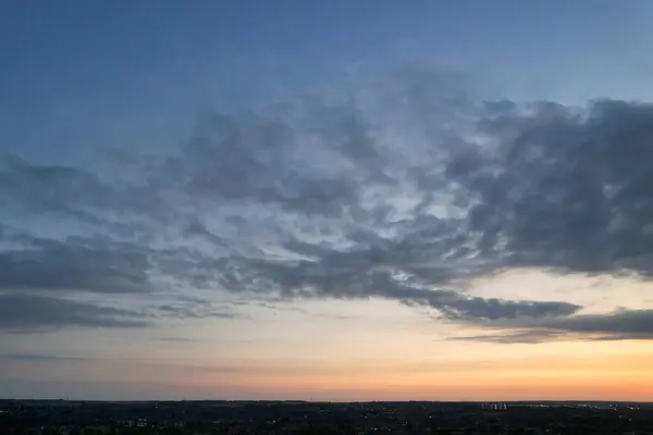 英国卢顿的日落时分 美丽的天空和戏剧化的云彩 图片拍摄于2023年9月2日 — 图库照片
