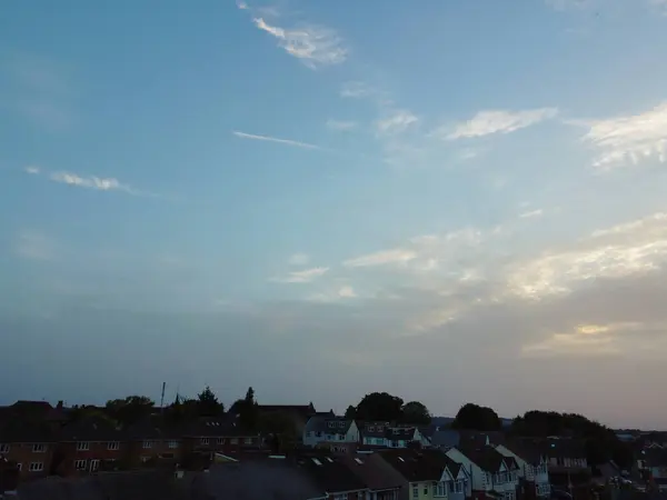 英国卢顿的日落时分 美丽的天空和戏剧化的云彩 图片拍摄于2023年9月2日 — 图库照片