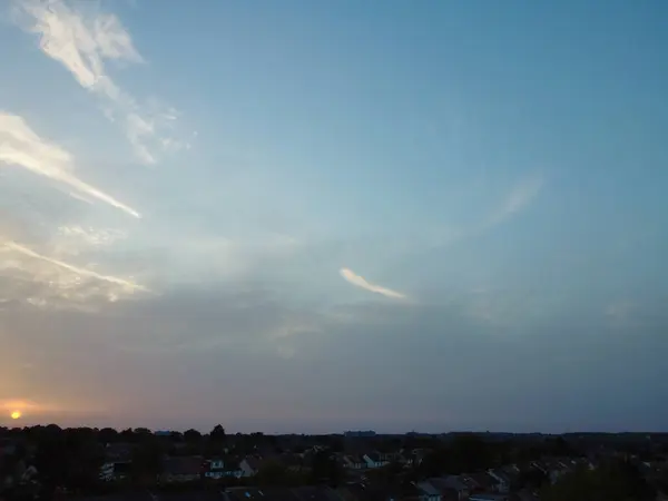 イギリスのルートン上空の夕日の間に美しい空と劇的な雲 撮影した画像 2023年9月2日 — ストック写真