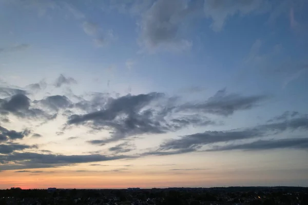 Schöner Himmel Und Dramatische Wolken Während Des Sonnenuntergangs Über Luton — Stockfoto