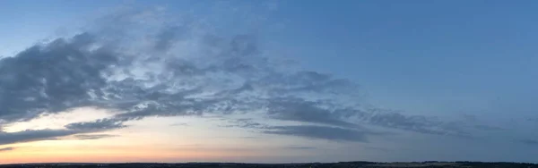 イギリスのルートン上空の夕日の間に美しい空と劇的な雲 2023年9月6日に撮影された画像 — ストック写真